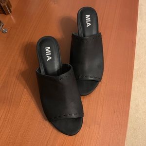 Black MIA, size 7